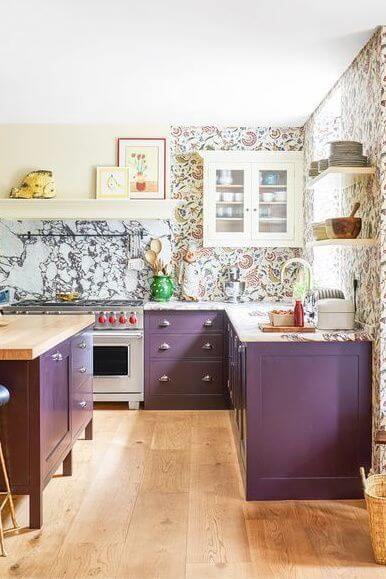 Маленькая кухня лилового цвета