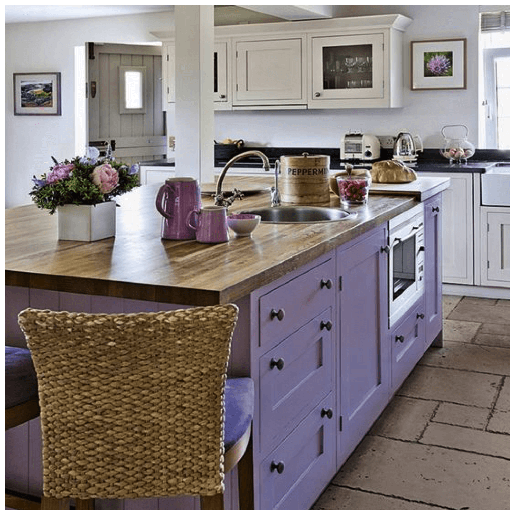 Кухня в лиловом цвет по заподному