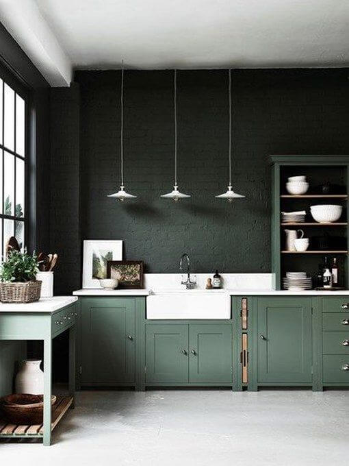 Темная кухня бело-зеленого цвета
