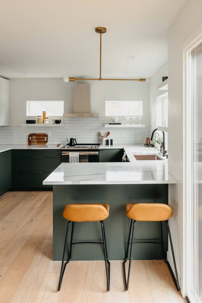 Бело-зеленая кухня в стиле минимализм