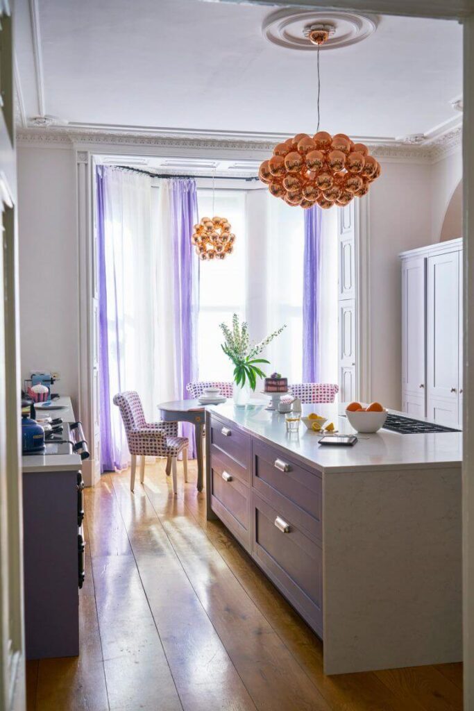 Уютная кухня лилового цвета