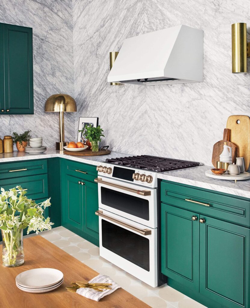 Маленькая кухня в бело-зеленом цвете