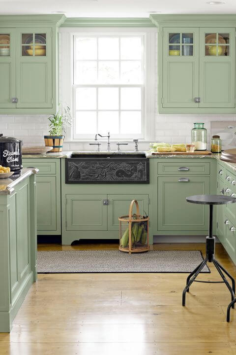 Бело-зеленая кухня в стиле прованс