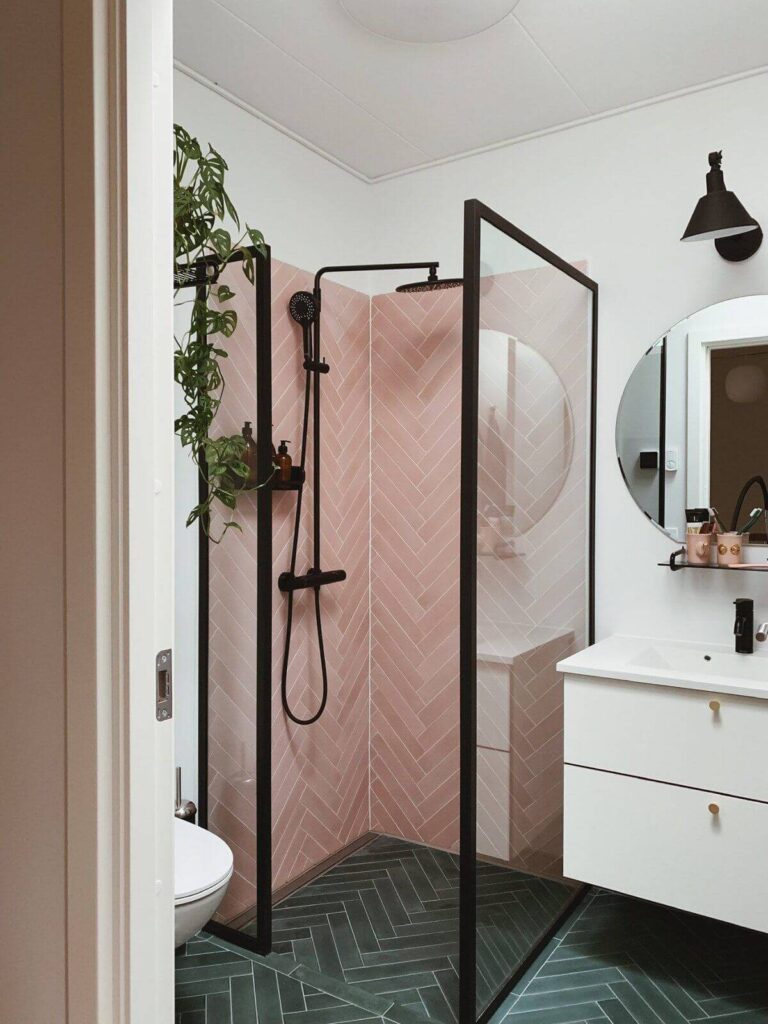 Нежный интерьер розовой ванной