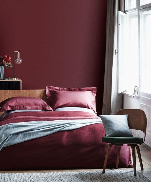 уникальный дизайн спальни в бордовых цветах
