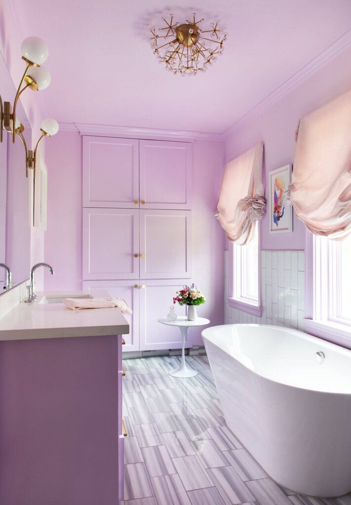 Светлая ванная фиолетового цвета