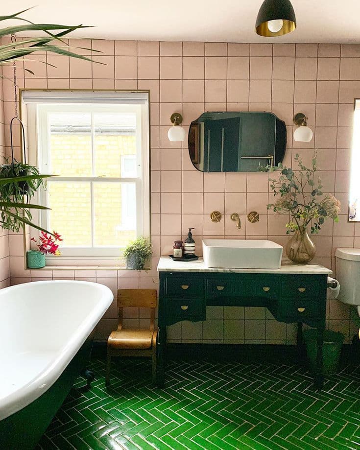 элегантная зеленая ванная