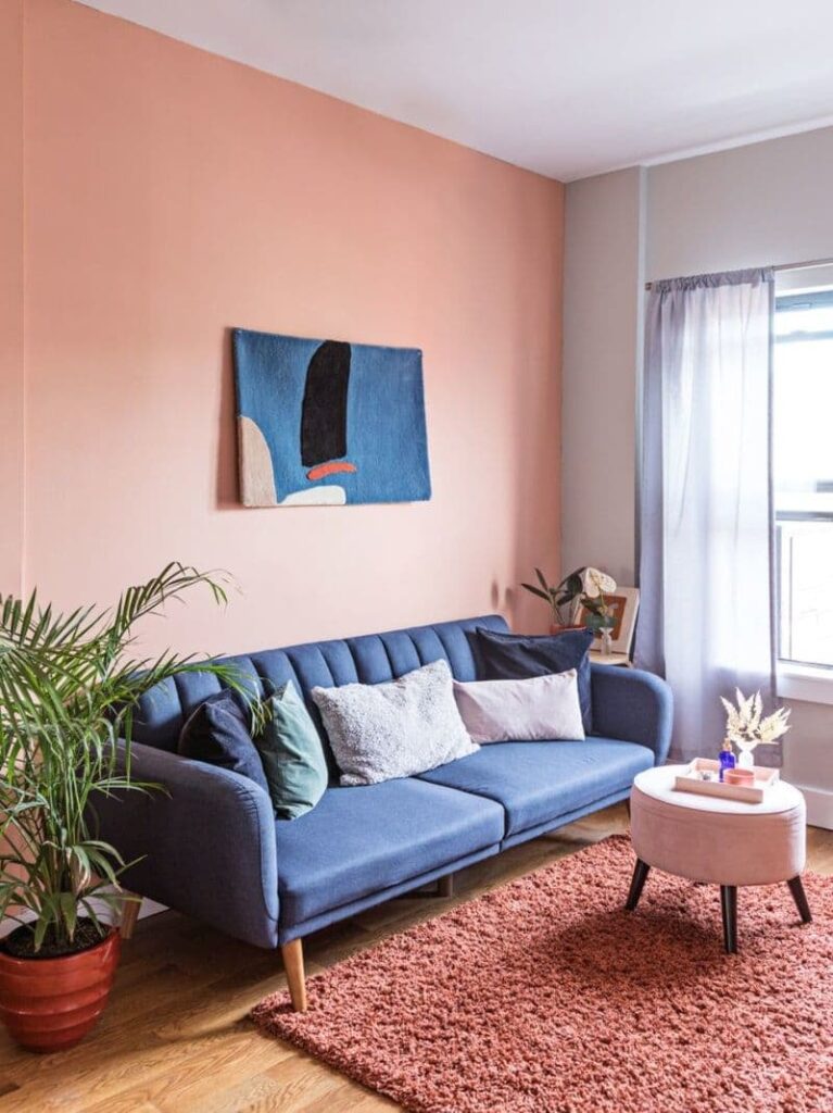 уникальный дизайн гостиной в персиковых тонах