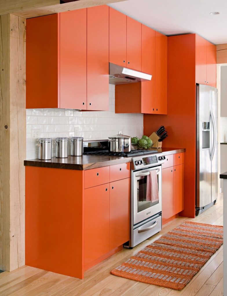 чистая оранжевая кухня