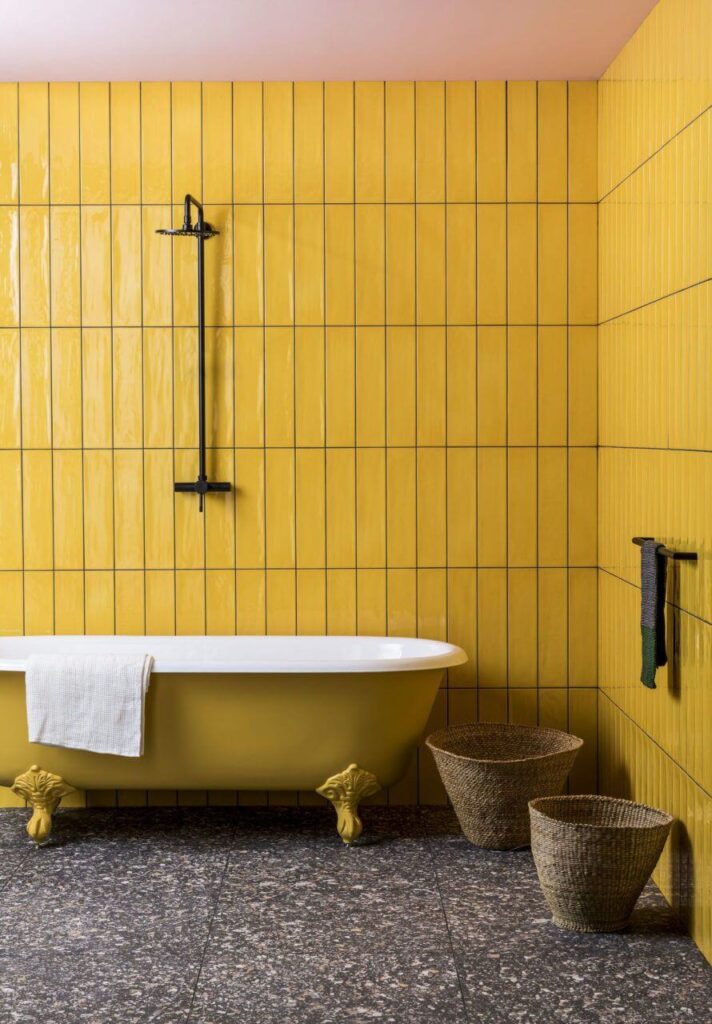 Насыщенная желтая ванная