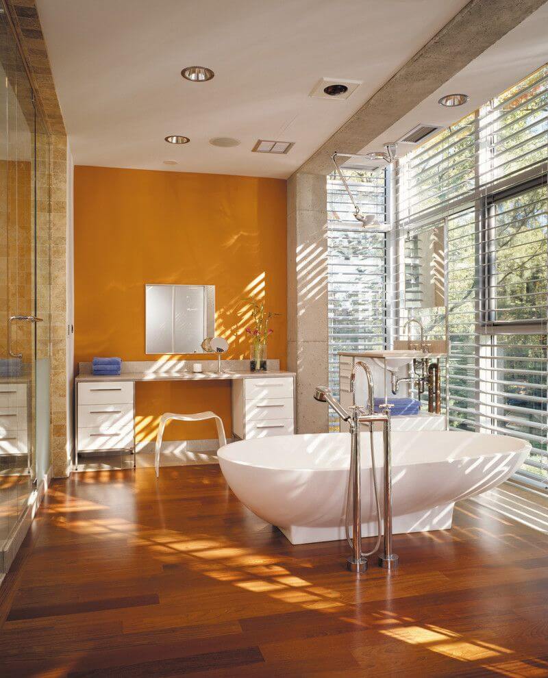 Солнечная ванная оранжевого цвета