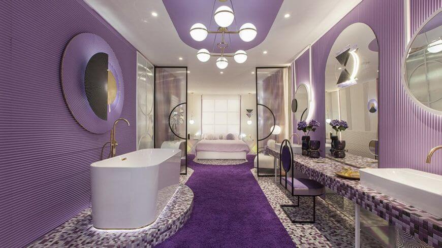 Просторная ванная фиолетового цвета