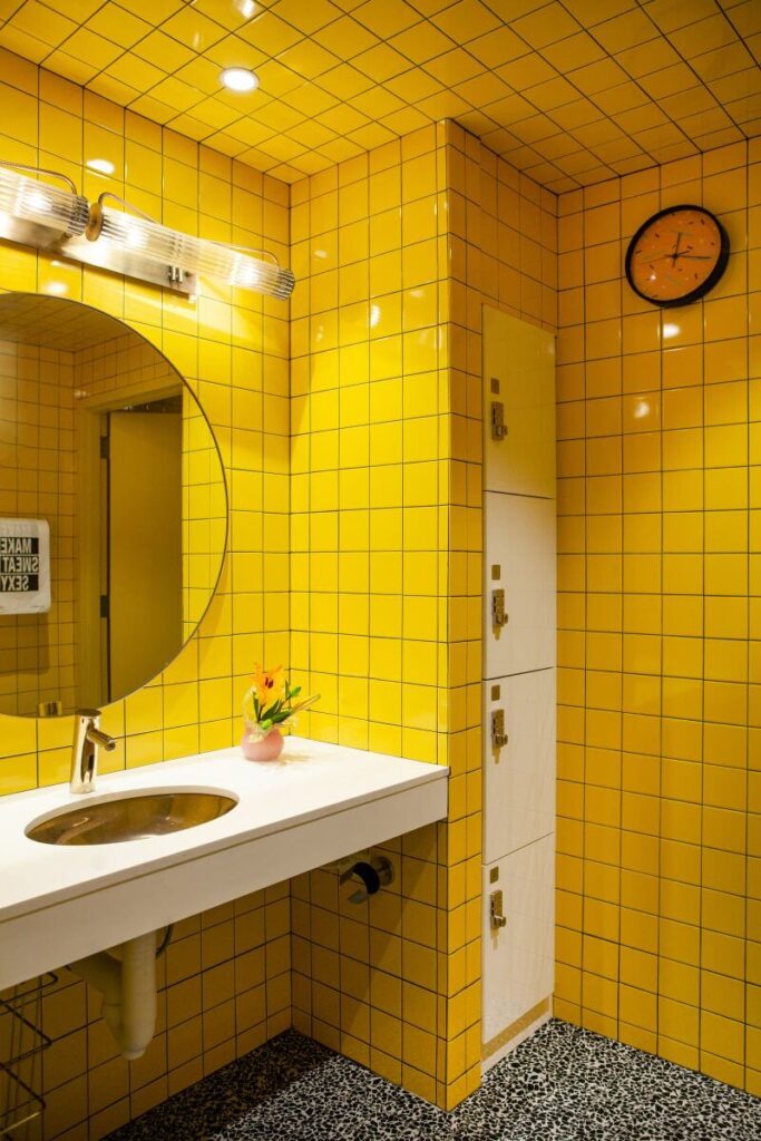 Креативная желтая ванная