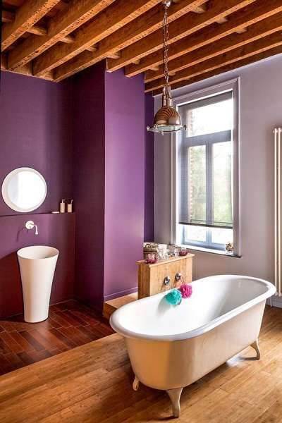 Фиолетовая ванная под дерево