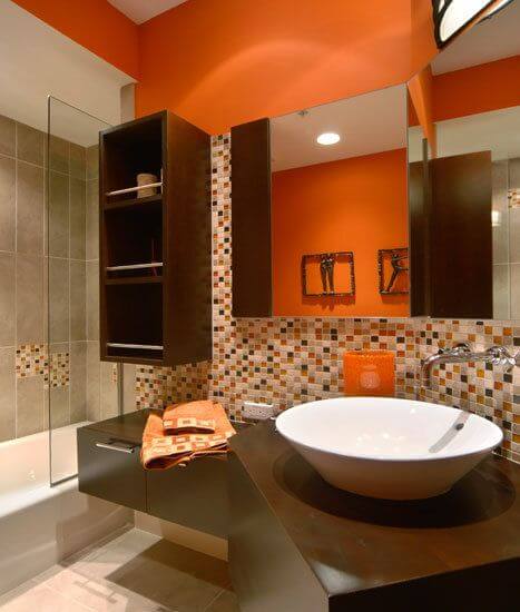 Городская ванная в оранжевом цвете