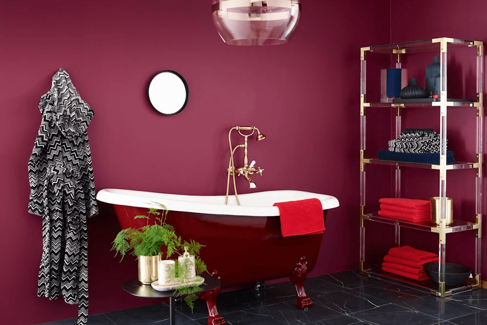 Классическая ванная бордового цвета