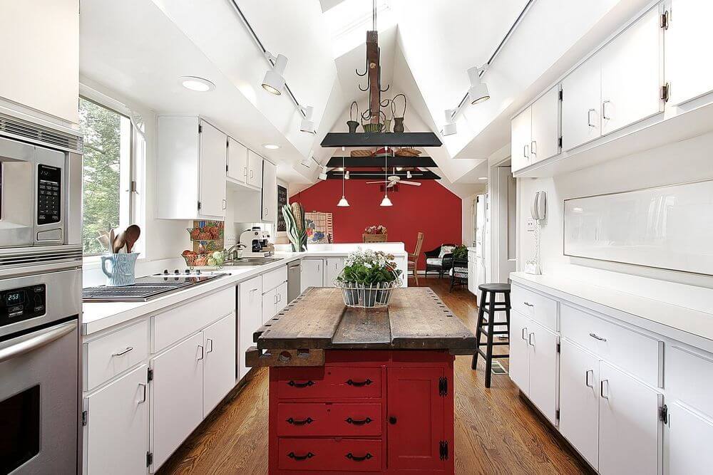Длинная кухня красно-белого цвета