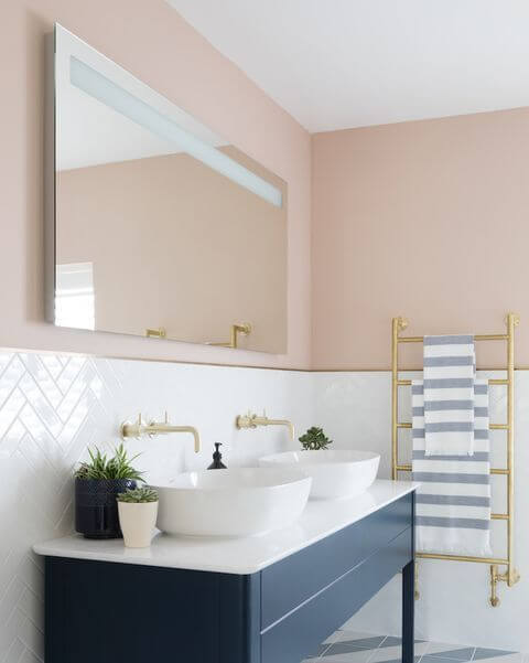 Розовая ванная пастельного оттенка