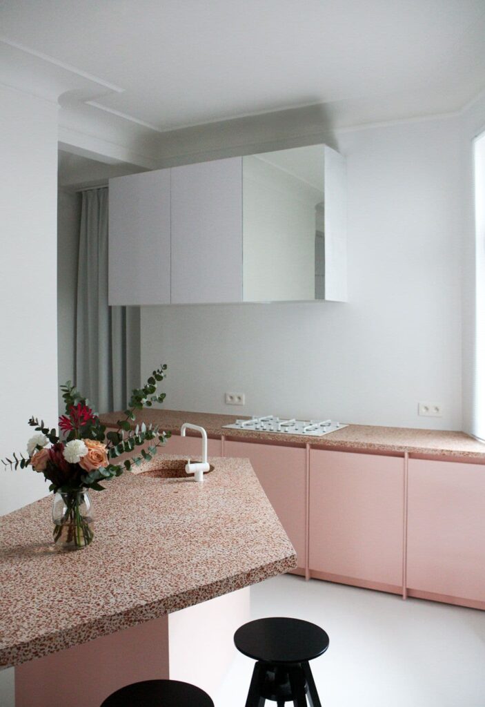 необычная розовая кухня