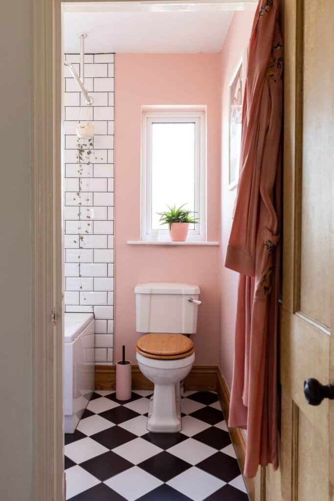 Маленькая ванная розового цвета
