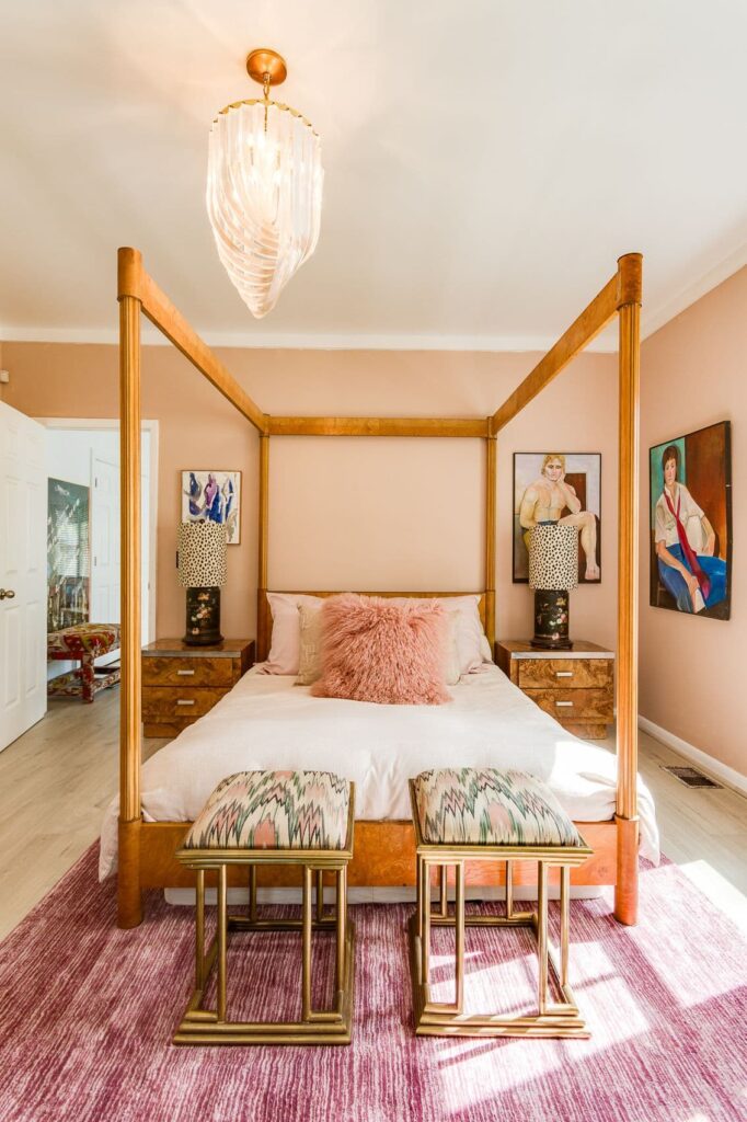 как оформить спальню в персиковый цветах