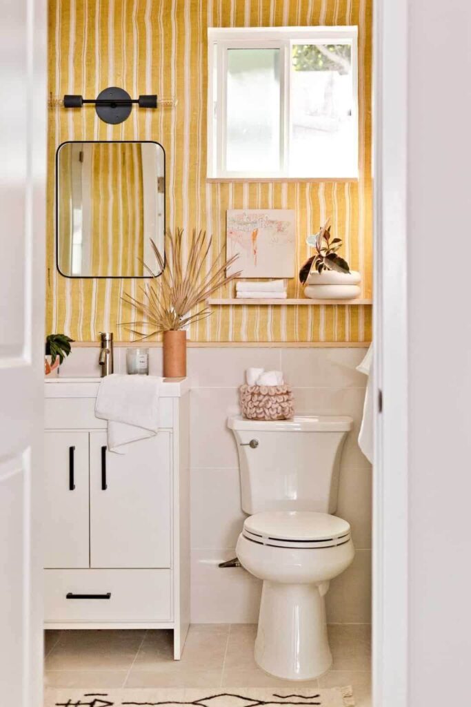 Дизайнерская ванная желтого цвета