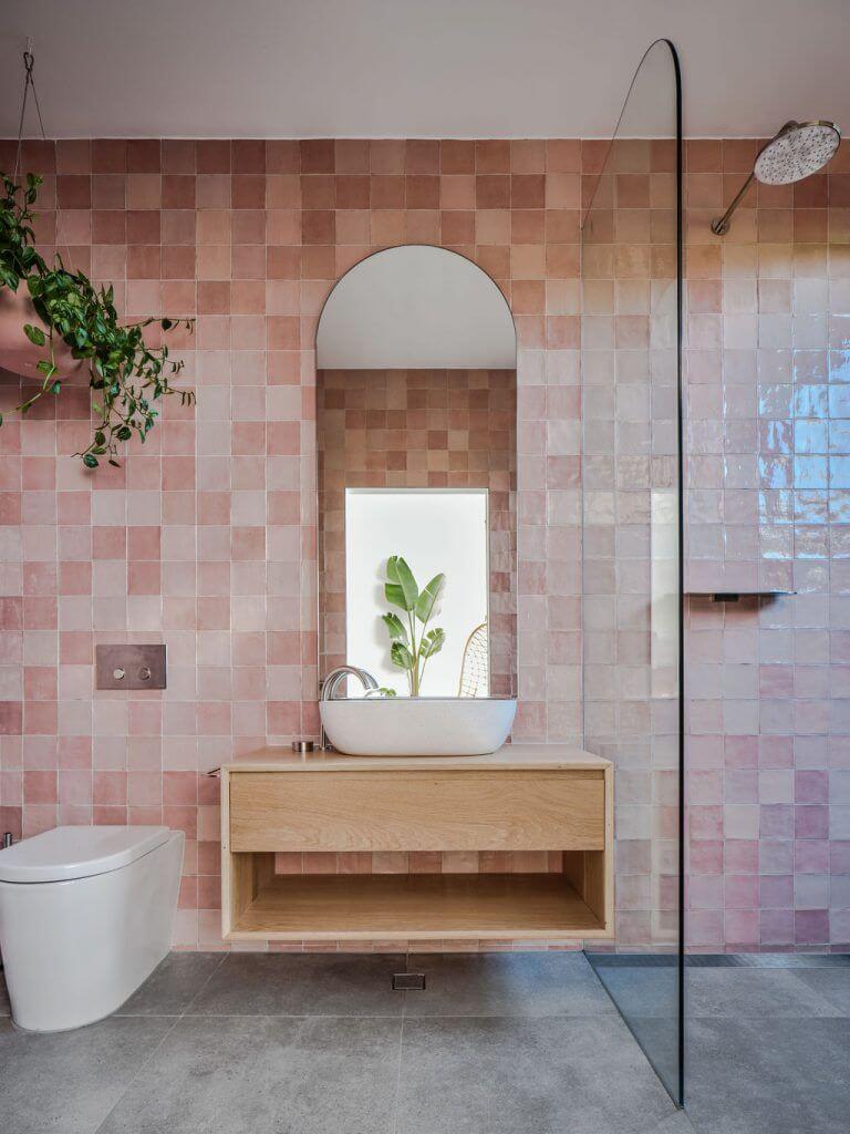 Плиточная розовая ванная