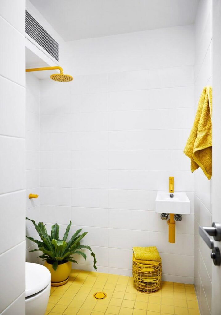 Декорированная ванная желтого цвета
