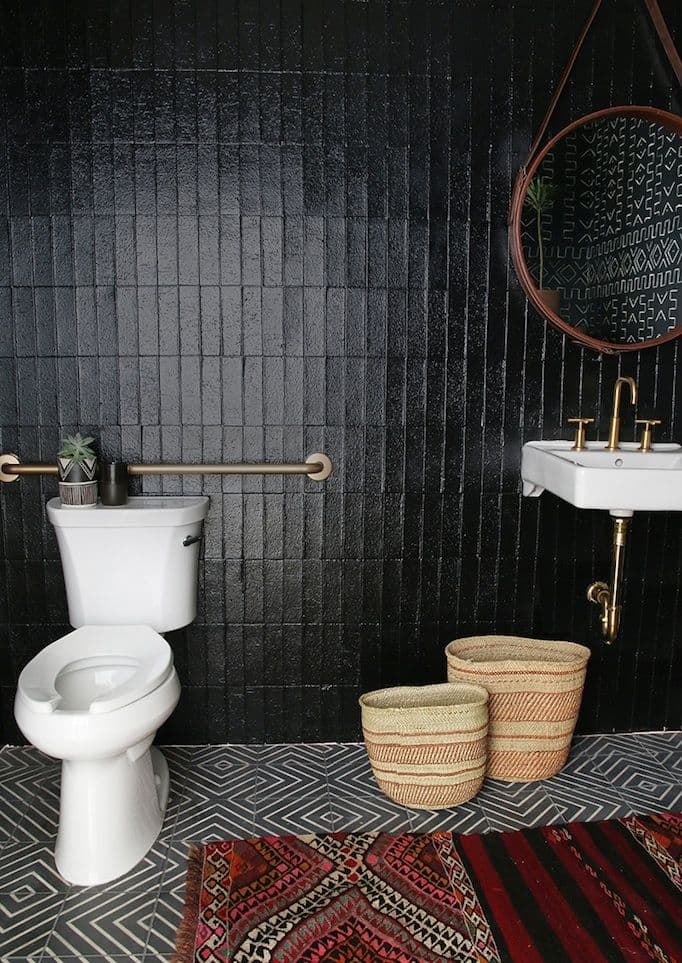 уникальный дизайн ванной в черных тонах