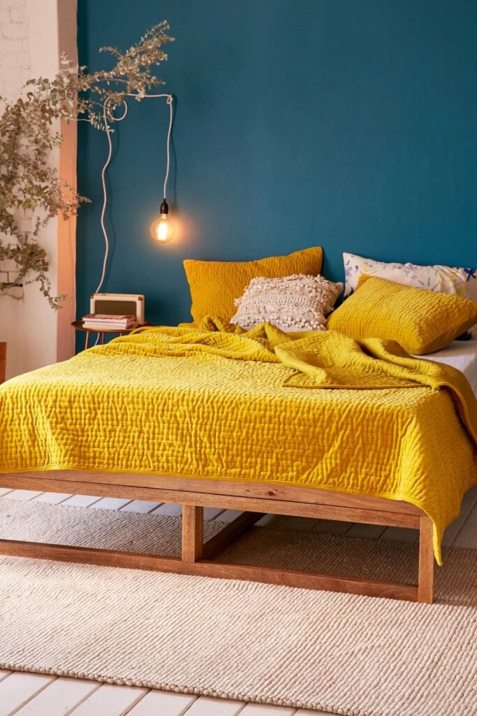 необычная желтая спальня