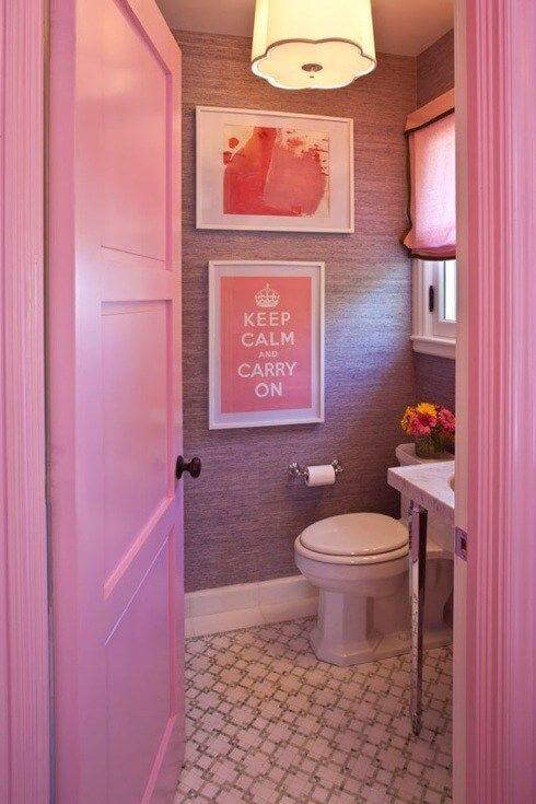 Небольшая ванная розового цвета
