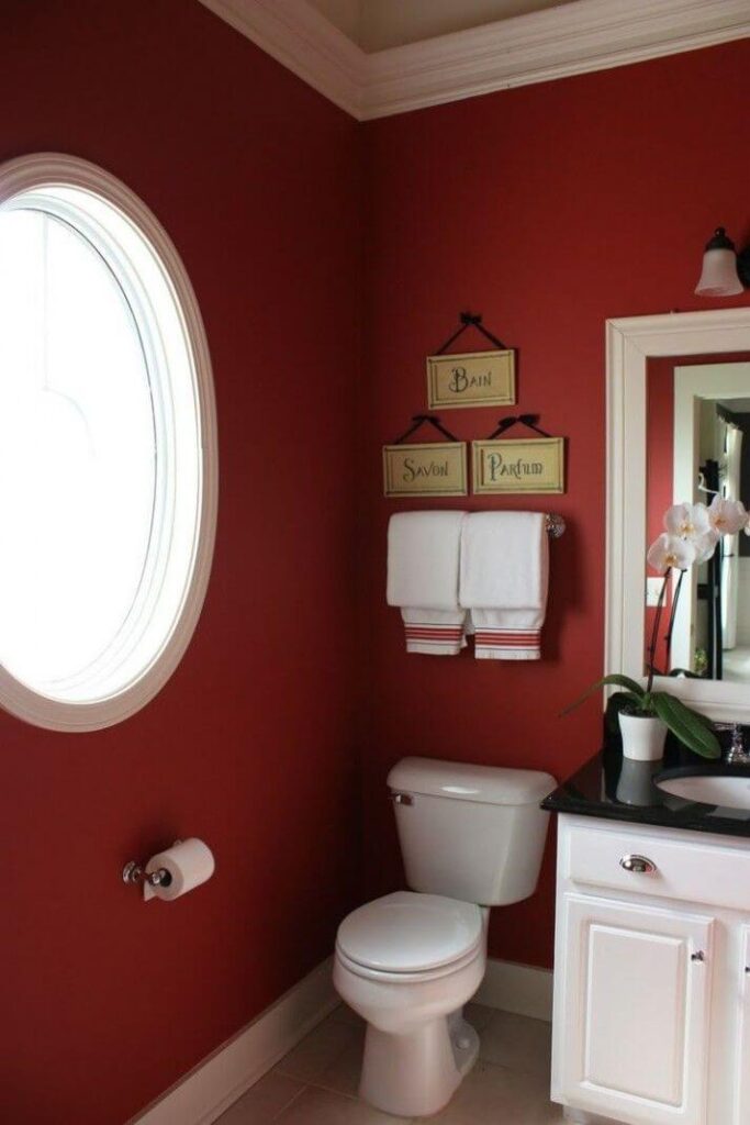 Уютная ванная бордового цвета