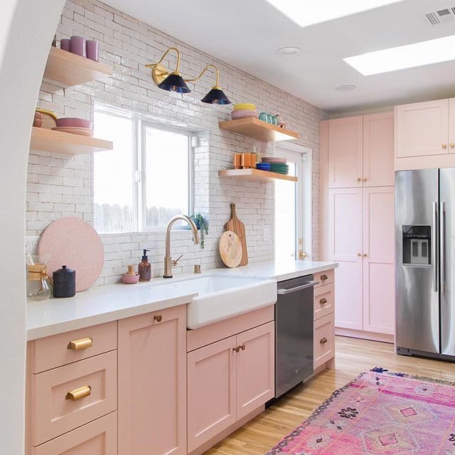 розовая кухня в однокомнатной квартире
