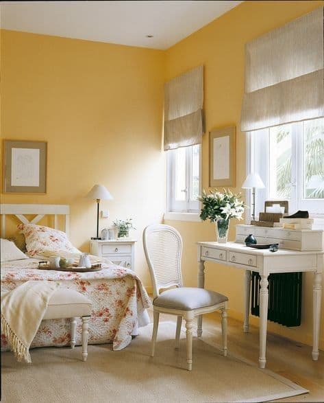 классическая желтая спальня