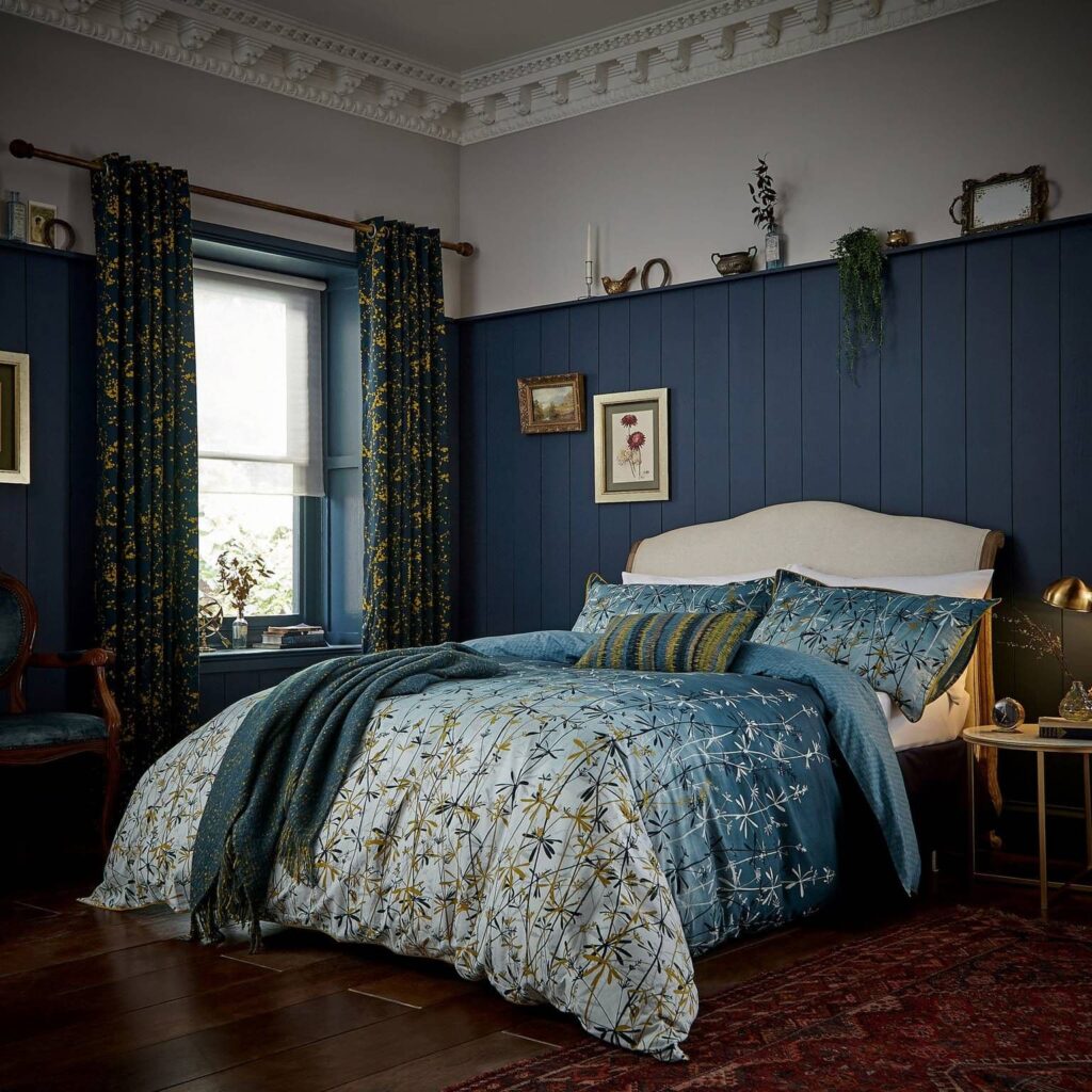 необычная синяя спальня