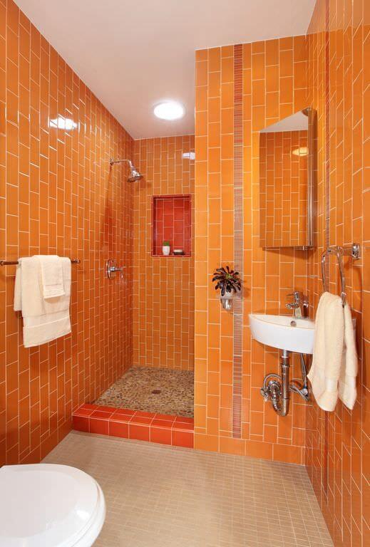 Просторная ванная оранжевого цвета
