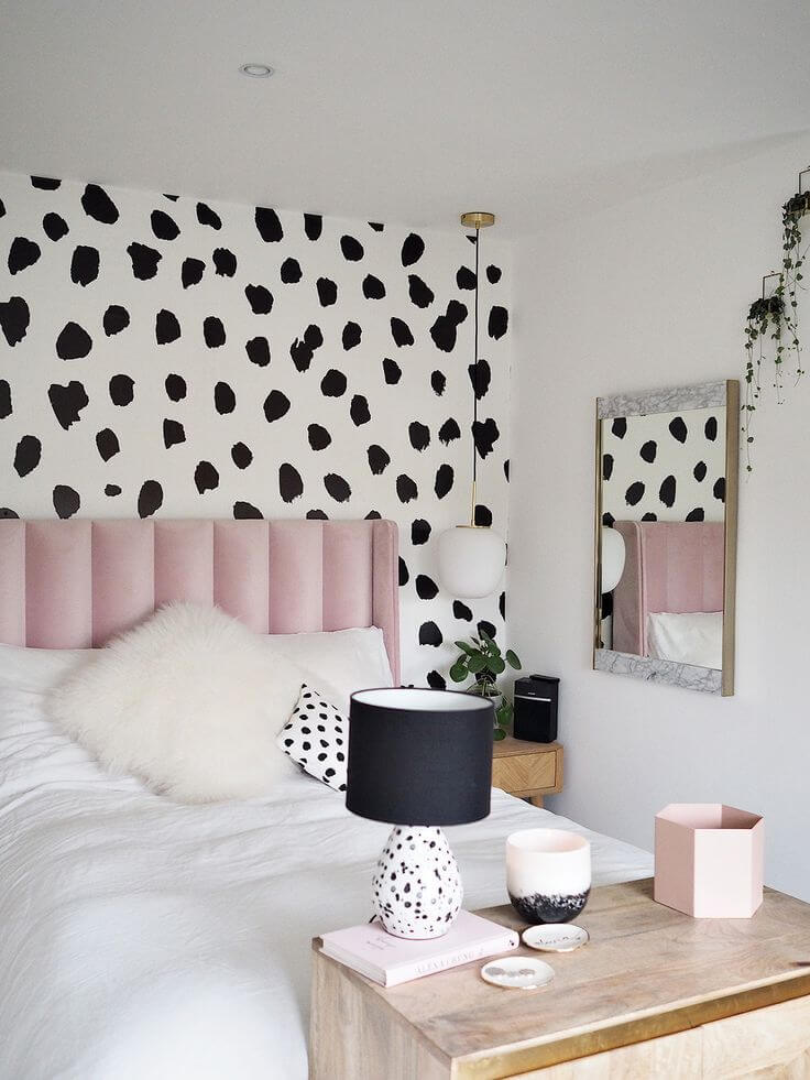 Интересная розовая спальня
