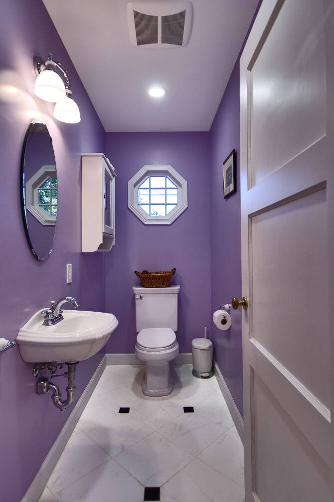 Городская ванная фиолетового цвета