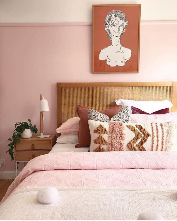 уникальный дизайн спальной в розовых цветахуникальный дизайн спальной в розовых цветах