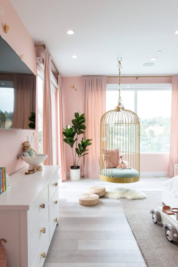 Необычная розовая спальня