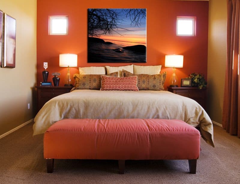 необычная оранжевая спальня