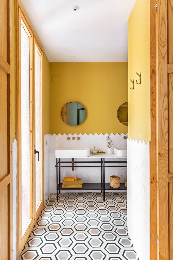 Модная ванная в желтом цвете
