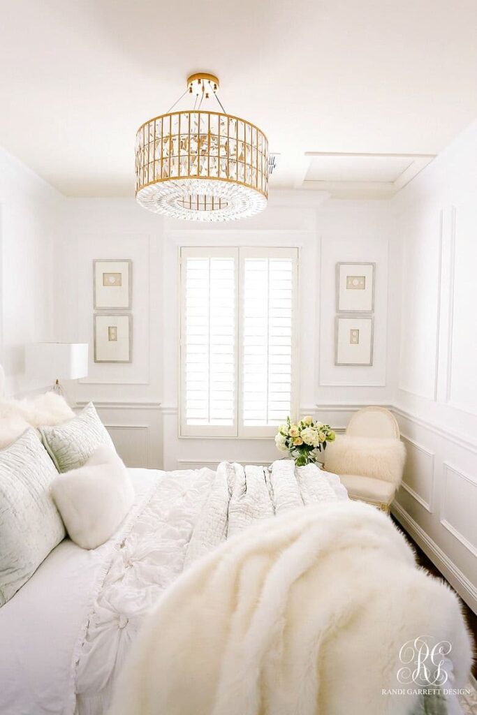 уникальный дизайн спальни в белых цветах