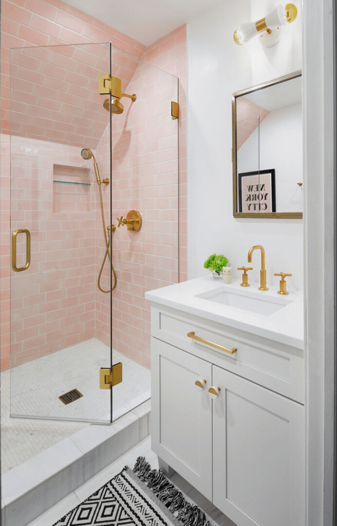 Розовая ванная с душем