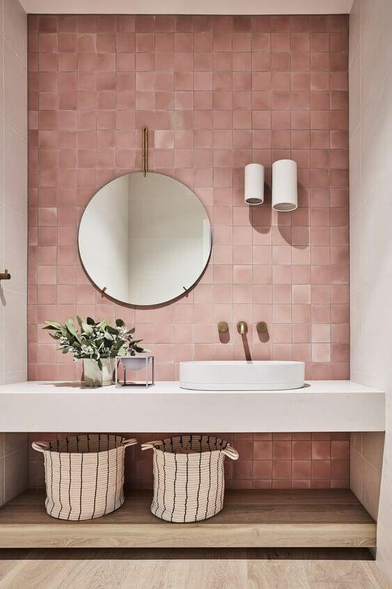 Розовый интерьер ванной