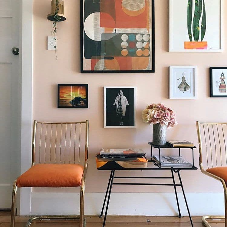 уникальный дизайн гостиной в персиковых цветах