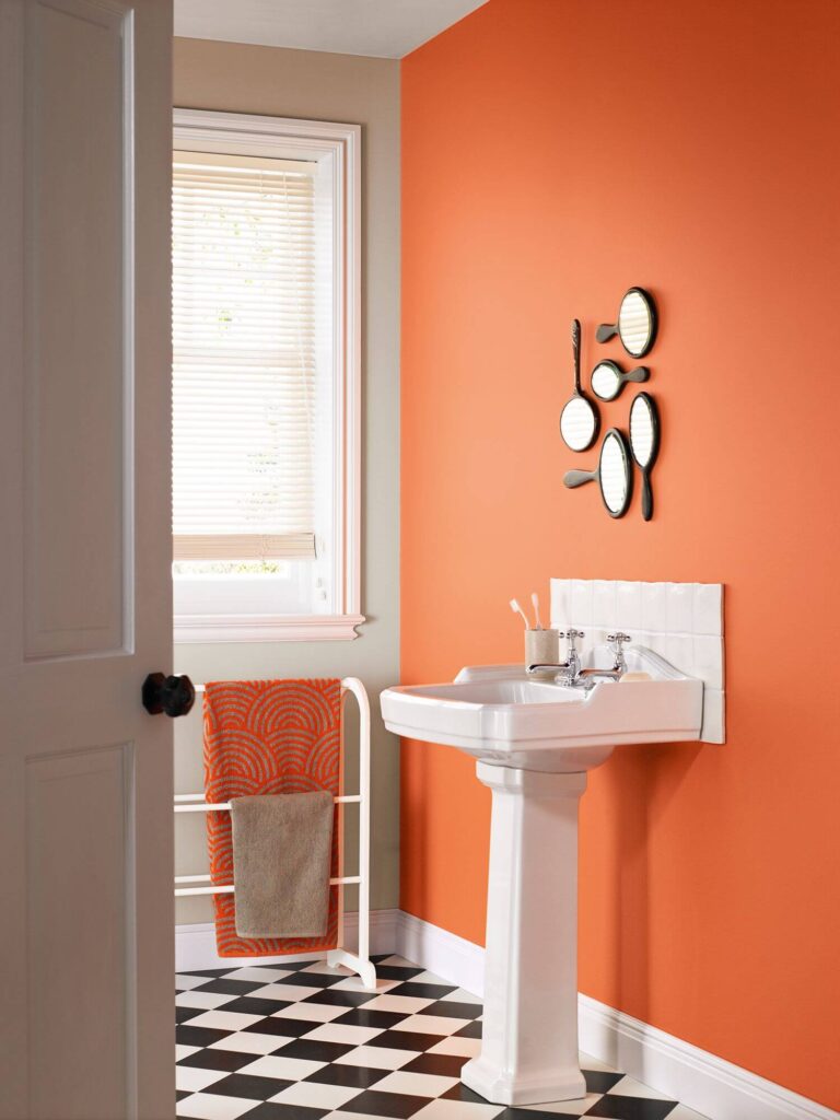 Оранжевая ванная с окном