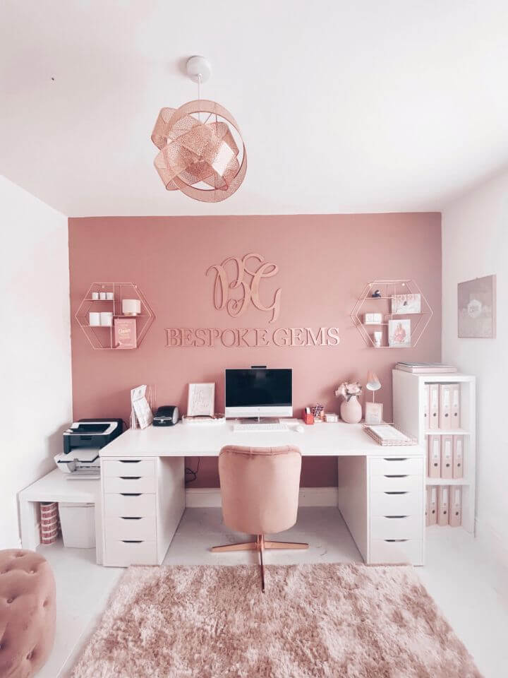 розовая спальня с декором