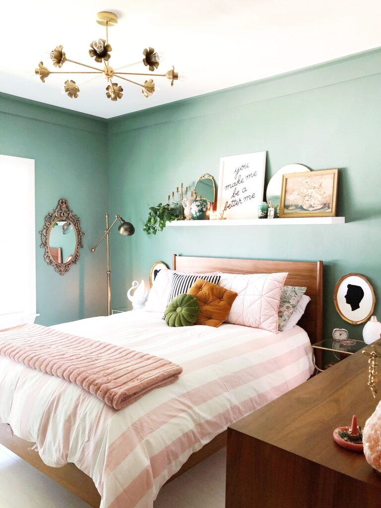 светло-зеленая спальня в квартире