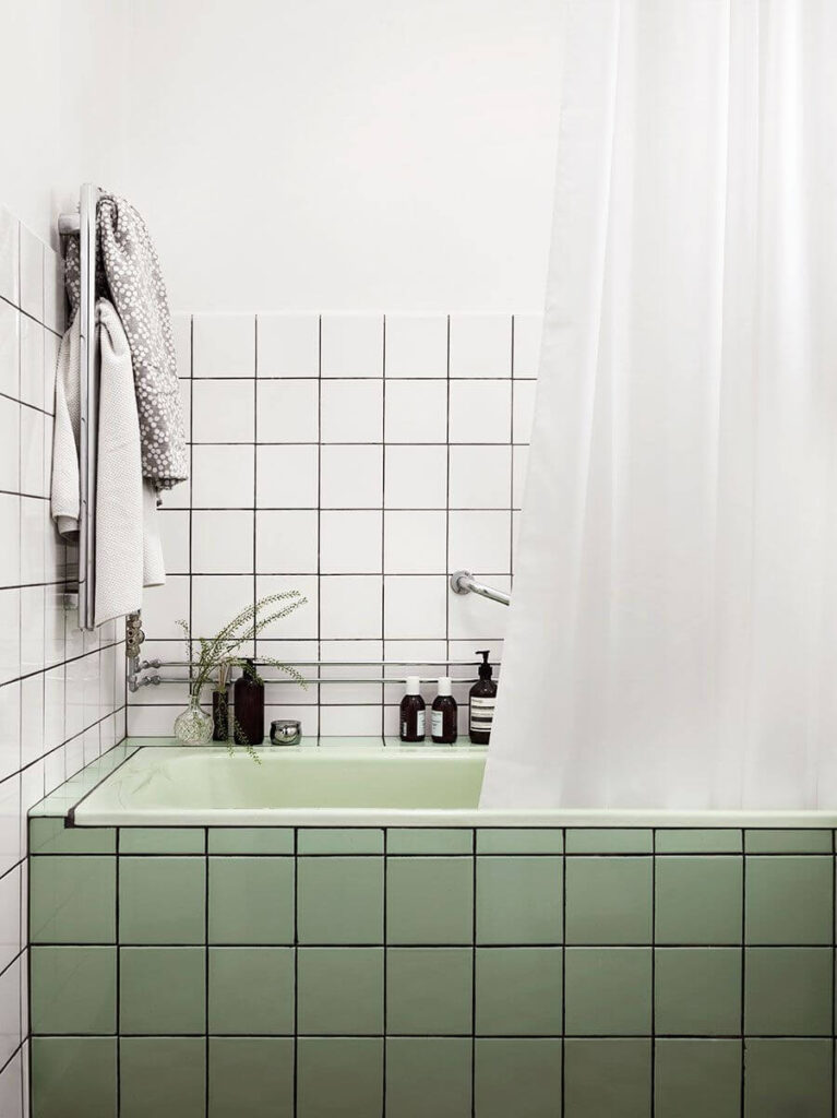 Геометрическая ванная мятного цвета